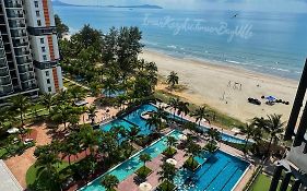 Sea View & Pool View & Wifi & Netflix At Iman Kazoku Timurbay Ville Studio 2Bdr